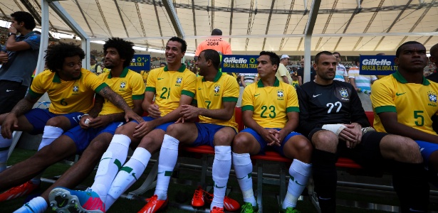 Marcelo (e) começou o empate por 2 a 2 contra a Inglaterra no banco de reservas, no Maracanã