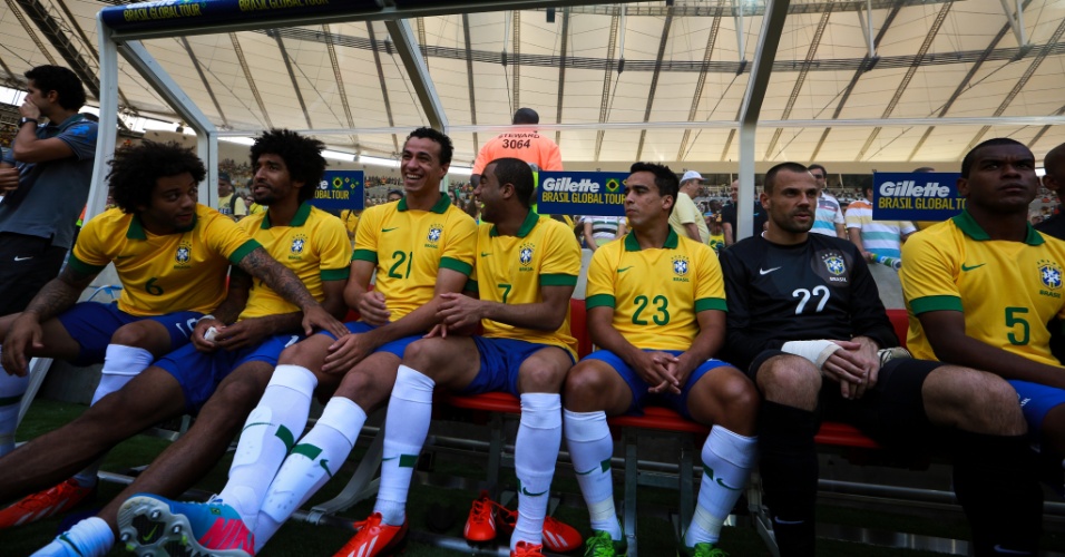 02.jun.2013 - Marcelo, Damião e Lucas dão risada no banco de reservas da seleção brasileira durante o primeiro tempo