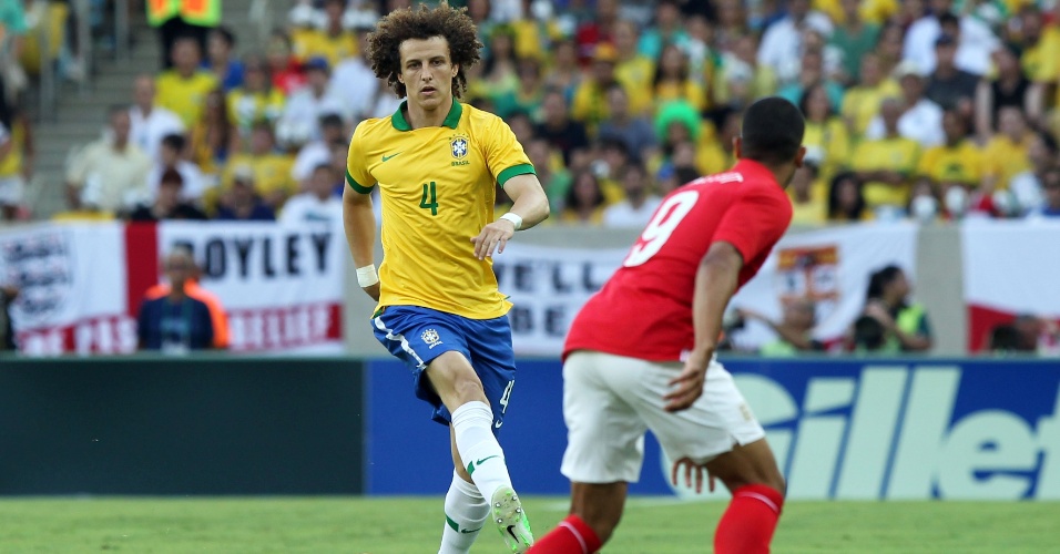 02.jun.2013 - Na zaga do Brasil, David Luiz parte para o jogo no amistoso contra a Inglaterra