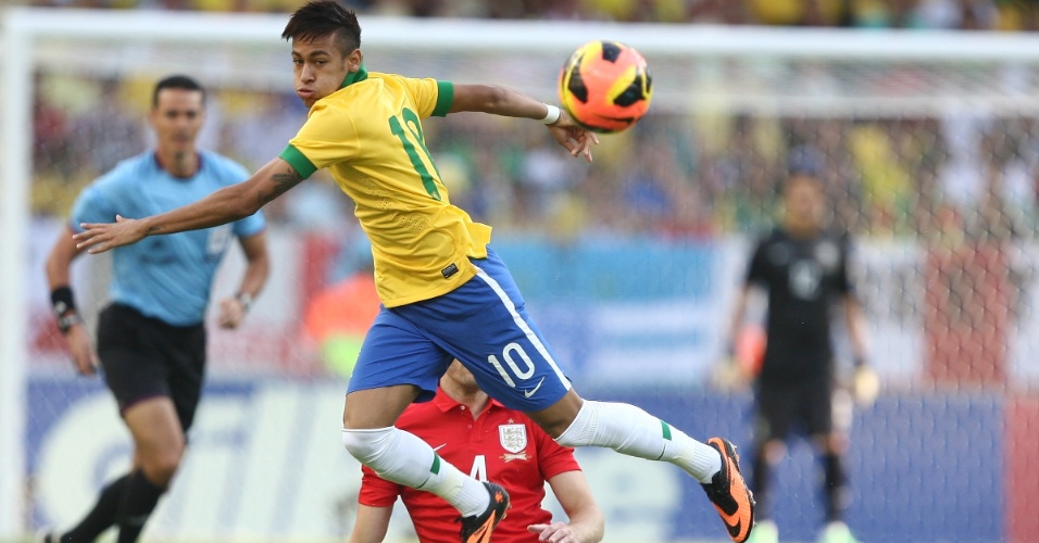 02.jun.2013 - Neymar é derrubado por carrinho de Michael Carrick durante amistoso entre Brasil e Inglaterra no Maracanã