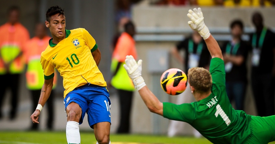 02.jun.2013 - Neymar fianliza e Joe Hart defende para a Inglaterra em amsitoso no Maracanã