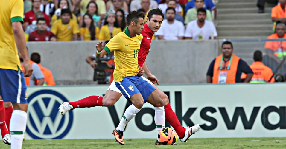 02.jun.2013 - Neymar leva o Brasil ao ataque na partida contra a Inglaterra no Maracanã