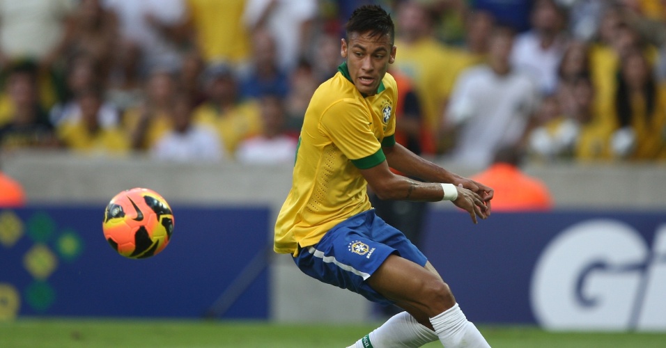 02.jun.2013 - Neymar observa a bola durante amistoso entre Brasil e Inglaterra no Maracanã