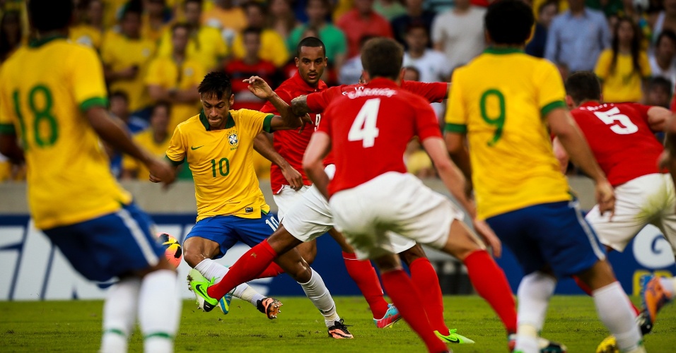 02.jun.2013 - Neymar tenta escapar da marcação inglesa no amistoso entre Brasil e Inglaterra no Maracanã