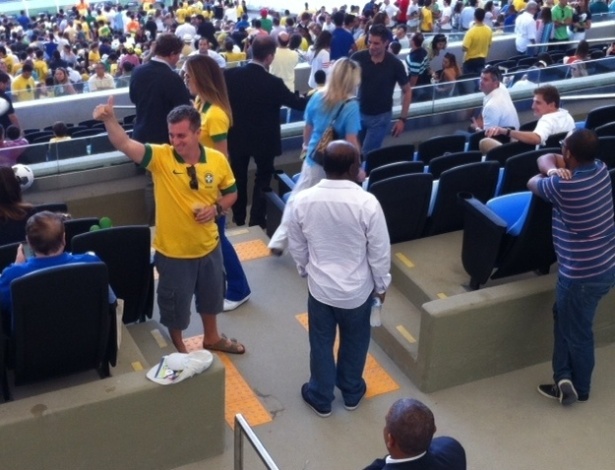 02.jun.2013 - O apresentador Luciano Huck e o presidente do STF Joaquim Barbosa assistem ao amistoso do Brasil nos camarotes do Maracanã