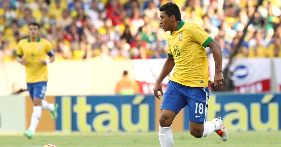 02.jun.2013 - Paulinho observa o jogo para dar o passe durante amsitoso contra a Inglaterra no Maracanã