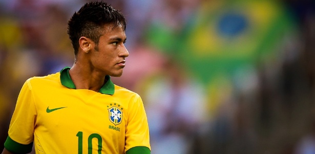 Sério, Neymar observa jogo da seleção contra a Inglaterra no Maracanã - Daniel Marenco/Folhapress