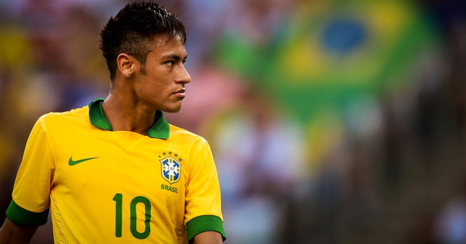 02.jun.2013 - Sério, Neymar observa jogo da seleção contra a Inglaterra no Maracanã