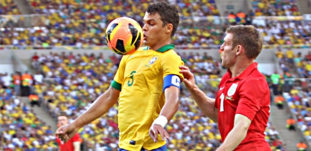 Thiago Silva, capitão do time, durante amistoso entre Brasil e Inglaterra no Maracanã