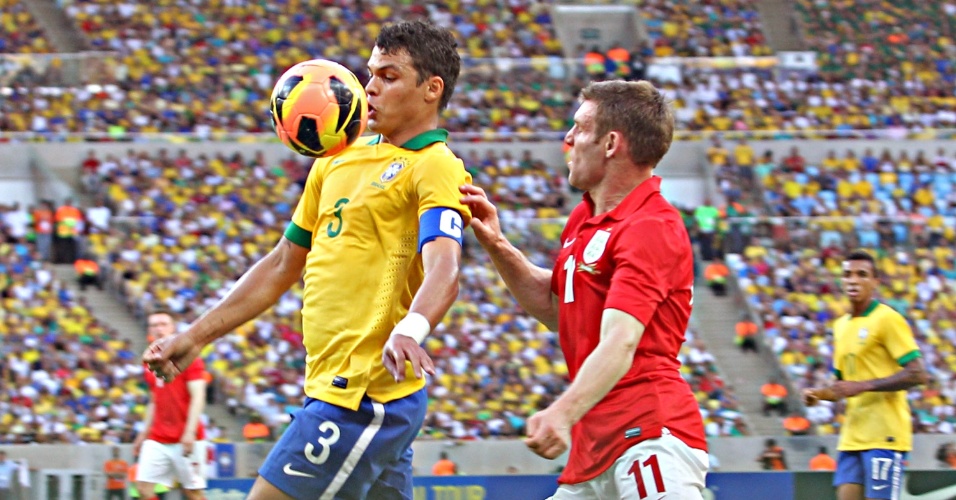 02.jun.2013 - Thiago Silva domina a bola no peito durante amistoso entre Brasil e Inglaterra no Maracanã