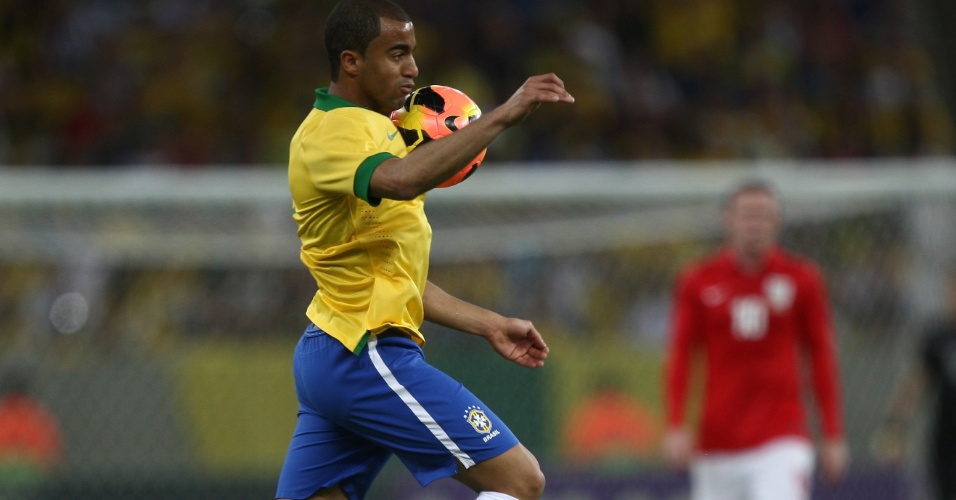 02.jun.2013- Lucas domina a bola no peito durante o segundo tempo de Brasil e Inglaterra no Maracanã