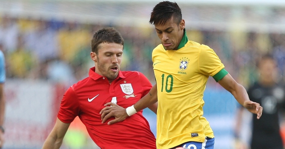 02.jun.2013- Neymar tenta fugir da marcação de Michael Carrick durante amistoso entre Brasil e Inglaterra no Maracanã
