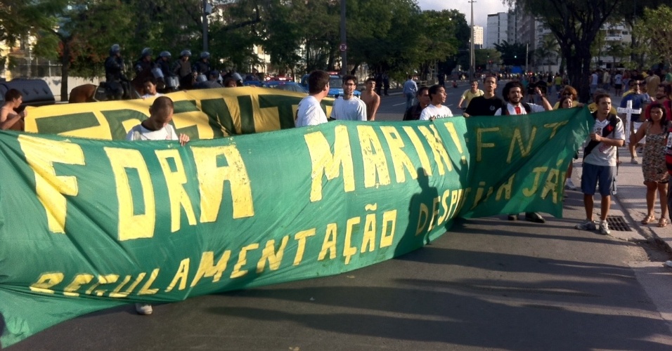 Frente Nacional dos Torcedores protesta nos arredores do Maracanã contra o presidente da CBF, José Maria Marin