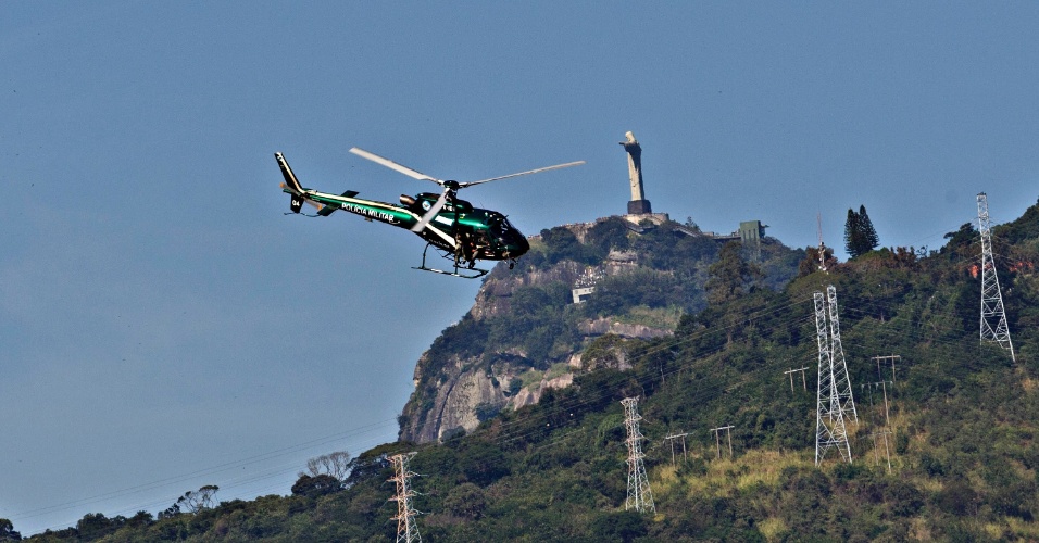 Helicóptero sobrevoa proximidades do Maracanã antes do duelo entre Brasil e Inglaterra