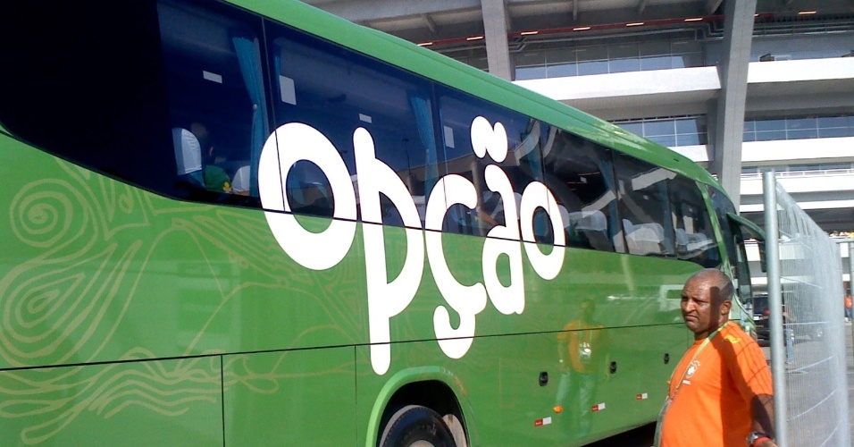Ônibus da seleção brasileira chega ao Maracanã para o amistoso contra a Inglaterra