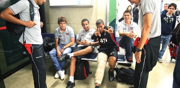 Carleto com a perna imobilizada após romper ligamento - Rubens Chiri/site oficial do SP