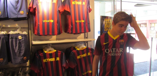 Garoto belga compra camisa com o nome de Neymar na loja do Barcelona - Adriano Wilkinson/UOL