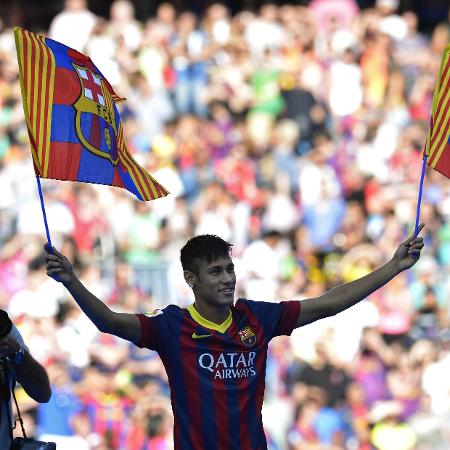Neymar acena com bandeiras do Barcelona na sua apresentação à torcida do clube - Lluis Gene/AFP
