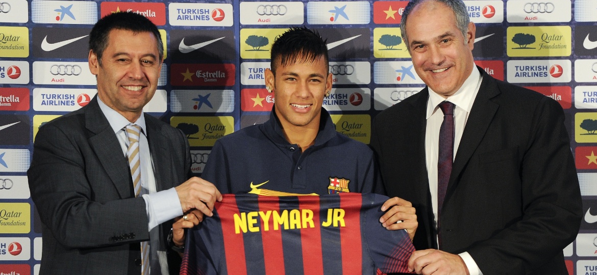 Neymar exibe camisa ao lado do então vice-presidente do clube, Josep Maria Bartomeu (esq) - David Ramos/Getty Images