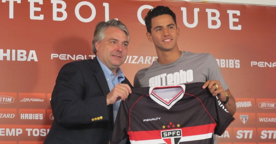 03.jun.2013 - Renan Ribeiro posa com a camisa do São Paulo durante apresentação no CT