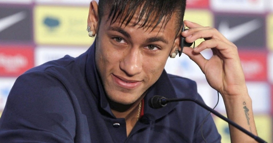 03.jun.2013 -Neymar sorri em sua primeira entrevista coletiva como jogador do Barcelona - EFE/Albert Olivé