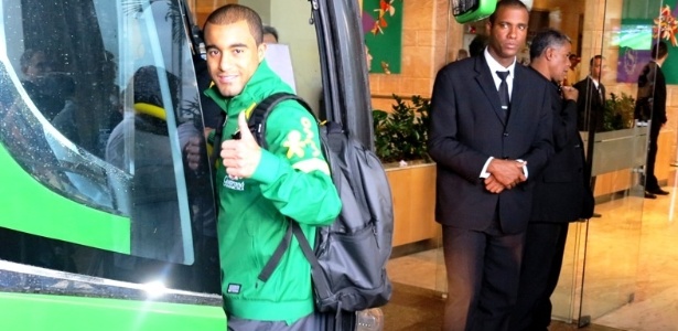 Lucas acena para repórteres ao deixar o hotel que a seleção estava hospedada no Rio de Janeiro