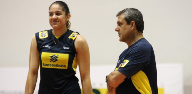Natália é orientada pelo técnico José Roberto Guimarães durante treino da seleção em 2011 - Divulgação/CBV