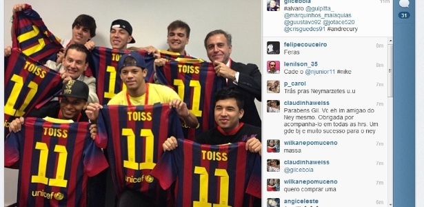 Neymar e amigos em jatinho antes da apresentação em Barcelona  - Twitter/Gil Cebola