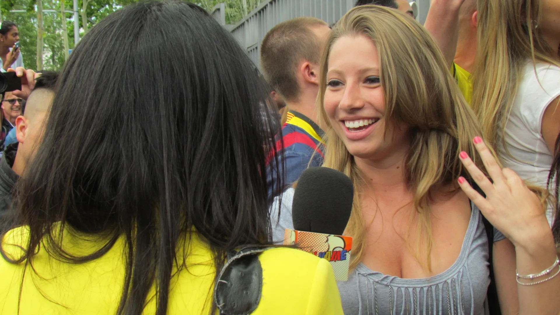 Belas mulheres fazem plantão na entrada do estádio do Barcelona para ver Neymar, reforço do clube - Adriano Wilkson/UOL