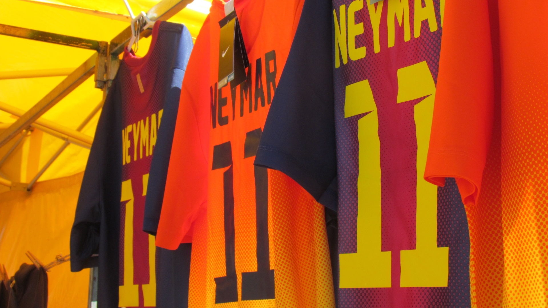 Lojas já comercializam uniforme do reforço do clube, Neymar, que será apresentado à torcida às 13h (horário de Brasília) - Adriano Wilkson/UOL