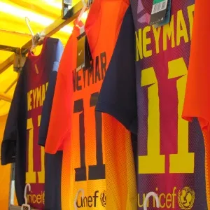 Lojas já comercializam uniforme do reforço do clube, Neymar, que será apresentado à torcida às 13h (horário de Brasília) - Adriano Wilkson/UOL