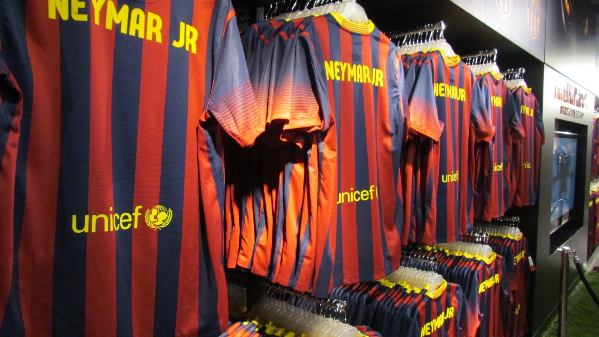 Lojas já comercializam uniforme do reforço do clube, Neymar, que será apresentado à torcida às 13h (horário de Brasília) - Adriano Wilkson/UOL