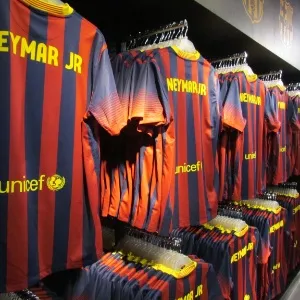 Lojas já comercializam uniforme do reforço do clube, Neymar, que será apresentado à torcida às 13h (horário de Brasília) - Adriano Wilkson/UOL