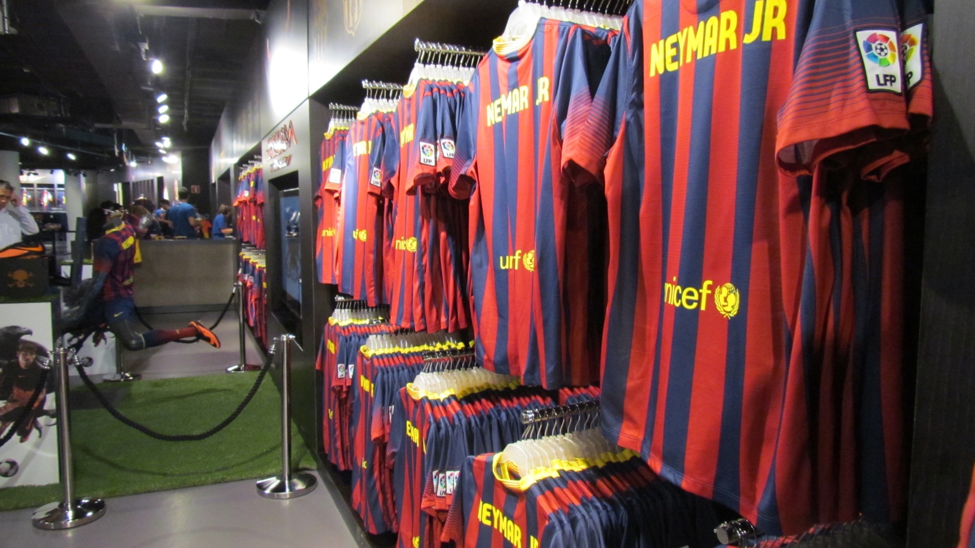 Lojas já comercializam uniforme do reforço do clube, Neymar, que será apresentado à torcida às 13h (horário de Brasília) - Adriano Wilkson/UOL