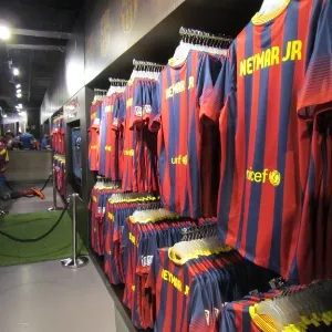 Lojas já comercializam uniforme do reforço do clube, Neymar, que será apresentado à torcida às 13h (horário de Brasília) - Adriano Wilkson/UOL