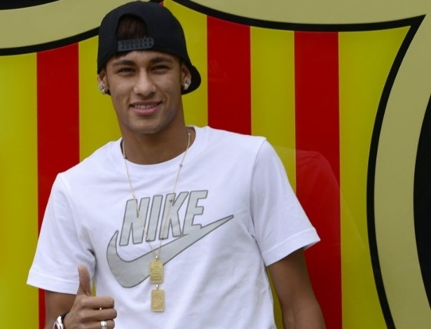 Neymar posa para fotos à frente do escudo do Barcelona - lluis Gene/AFP