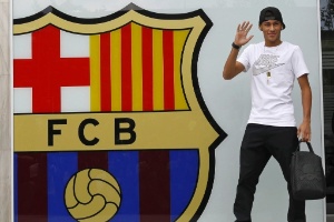 Neymar posa para fotos à frente do escudo do Barcelona - Albert Gea/Reuters