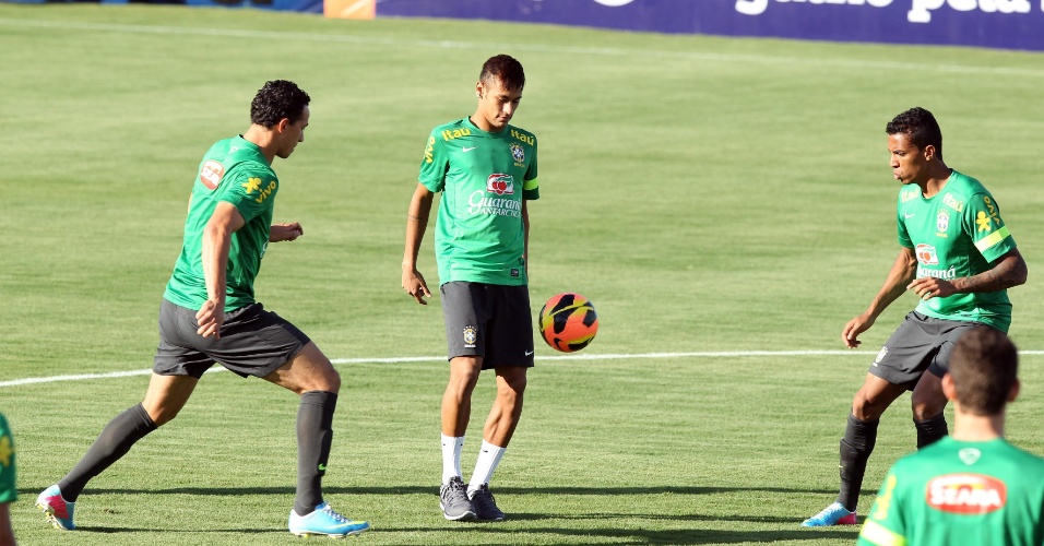 04.jun.2013 - Após chegar de Barcelona, Neymar participa de atividades no CT de Goiânia com o restante dos jogadores da seleção brasileira