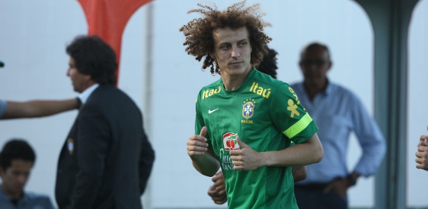 Zagueiro David Luiz participa do treinamento da seleção brasileira em Goiânia