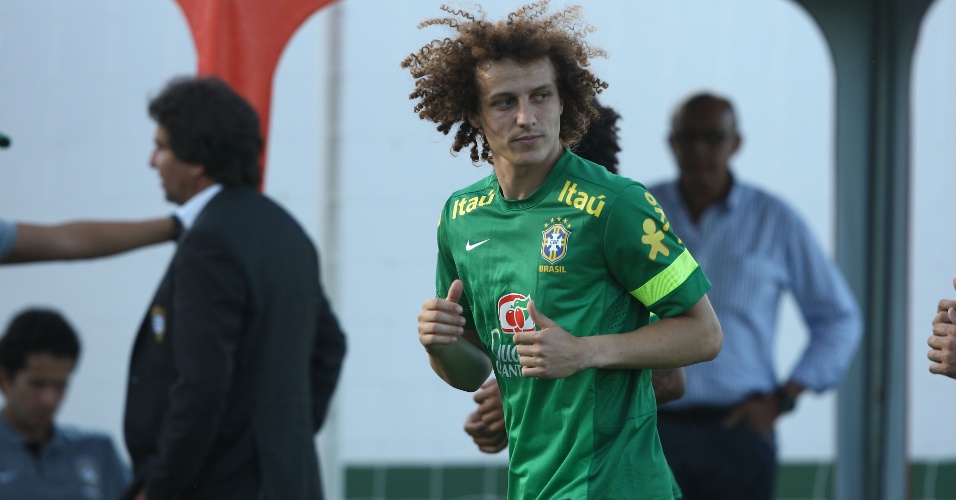 04.jun.2013 - David Luiz participa de treinamento da seleção brasileira em Goiânia, nesta terça-feira