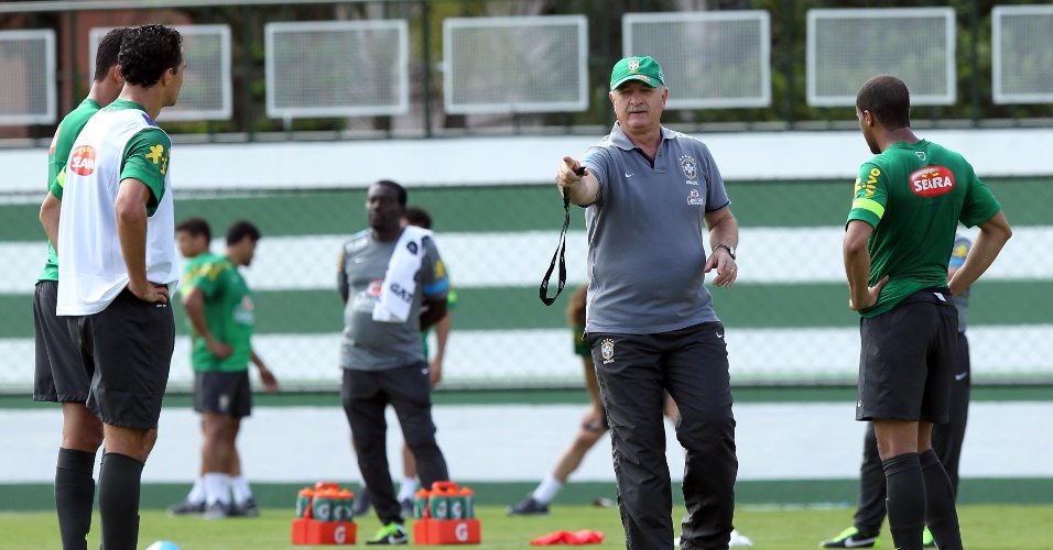 04.jun.2013 - Felipão comanda treino da seleção brasileira nesta terça-feira em Goiânia