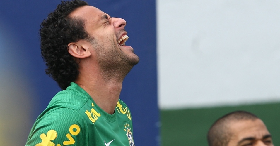 04.jun.2013 - Fred, atacante do Fluminense, se diverte durante treinamento da seleção brasileira em Goiânia, nesta terça-feira
