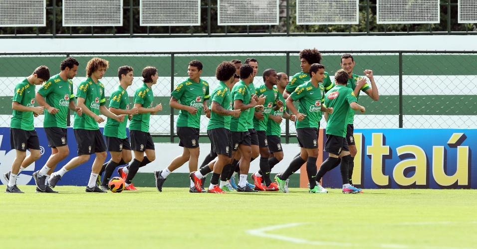 04.jun.2013 - Jogadores da seleção brasileira dão voltas no gramado do CT em Goiânia durante treinamento