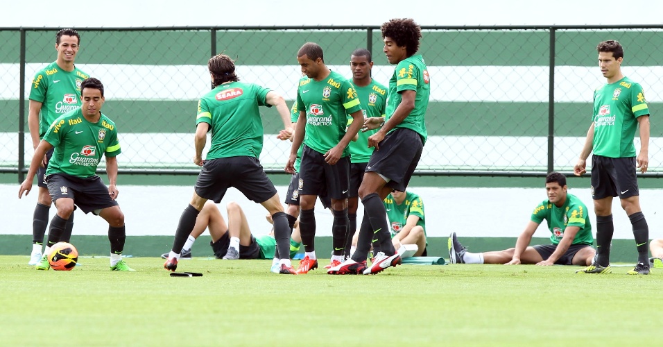 04.jun.2013 - Jogadores da seleção brasileira fazem treinamento nesta terça-feira, em Goiânia