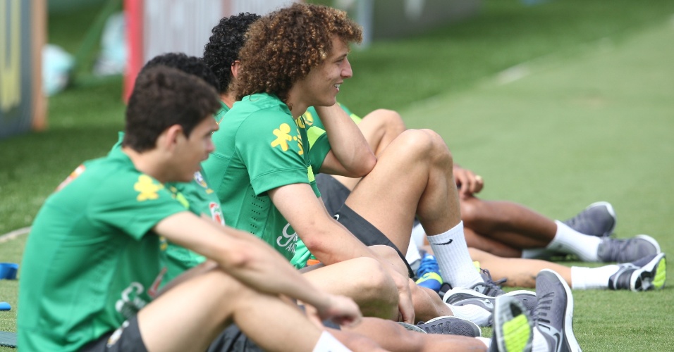 04.jun.2013 - Jogadores da seleção brasileira se alongam durante treinamento em Goiânia nesta terça-feira