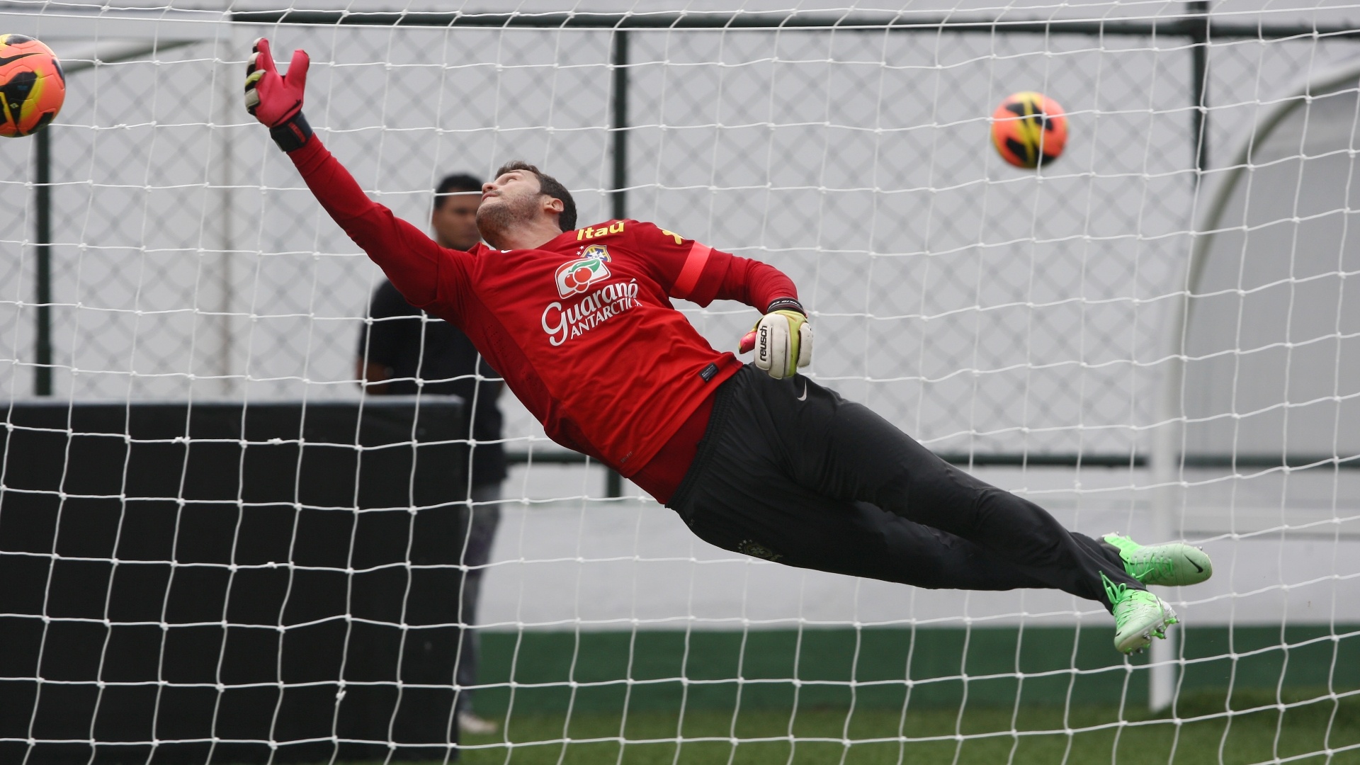 04.jun.2013 - Júlio César participa de treinamento da seleção brasileira em Goiânia, nesta terça-feira - undefined