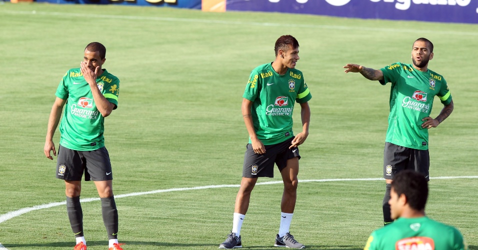 04.jun.2013 - Lucas, Neymar e Daniel Alves participam do 'bobinho' durante treinamento da seleção brasileira no CT em Goiânia