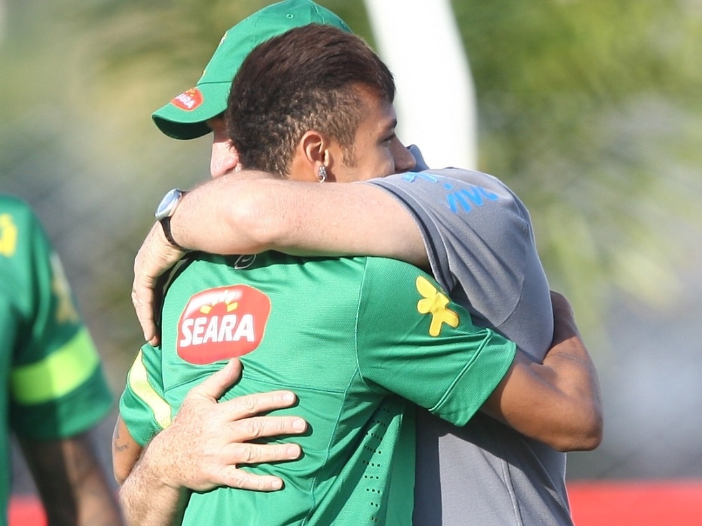 04.jun.2013 - Neymar abraça Felipão após chegar de Barcelona e se apresentar para a seleção brasileira em Goiânia, nesta terça-feira