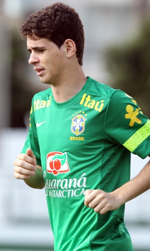 04.jun.2013 - Oscar, meia do Chelsea, participa do treinamento da seleção brasileira nesta terça-feira