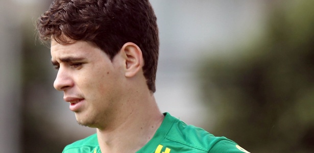 Oscar, meia do Chelsea, participa do treinamento da seleção brasileira 